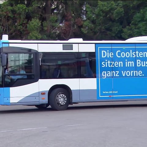 Bus mit Werbung "Die Coolsten sitzen im Bus ganz vorne"