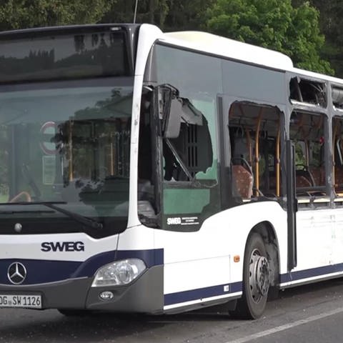 Beschädigter Bus nach Unfall (Foto: SWR)