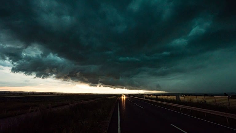 Symbolbild Gewitter an Fronleichnam 2023 | Ein massives Unwetter mit einer Shelf Cloud zieht am 28.06.2021 über die A8 bei Esslingen und Stuttgart auf. (Foto: dpa Bildfunk, picture alliance/dpa/vmd-images | Alexander Hald)