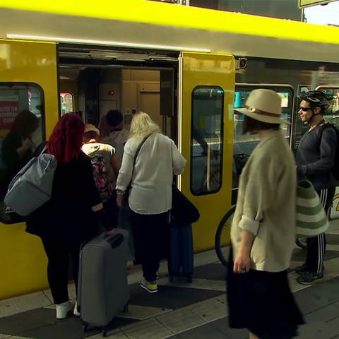 Fahrgäste steigen in den Zug (Foto: SWR)