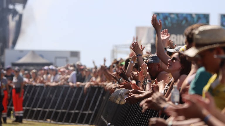 Fans stehen auf dem Southside-Festival 2022 vor der Bühne.  (Foto: dpa Bildfunk, picture alliance/dpa | Andreas Maier)