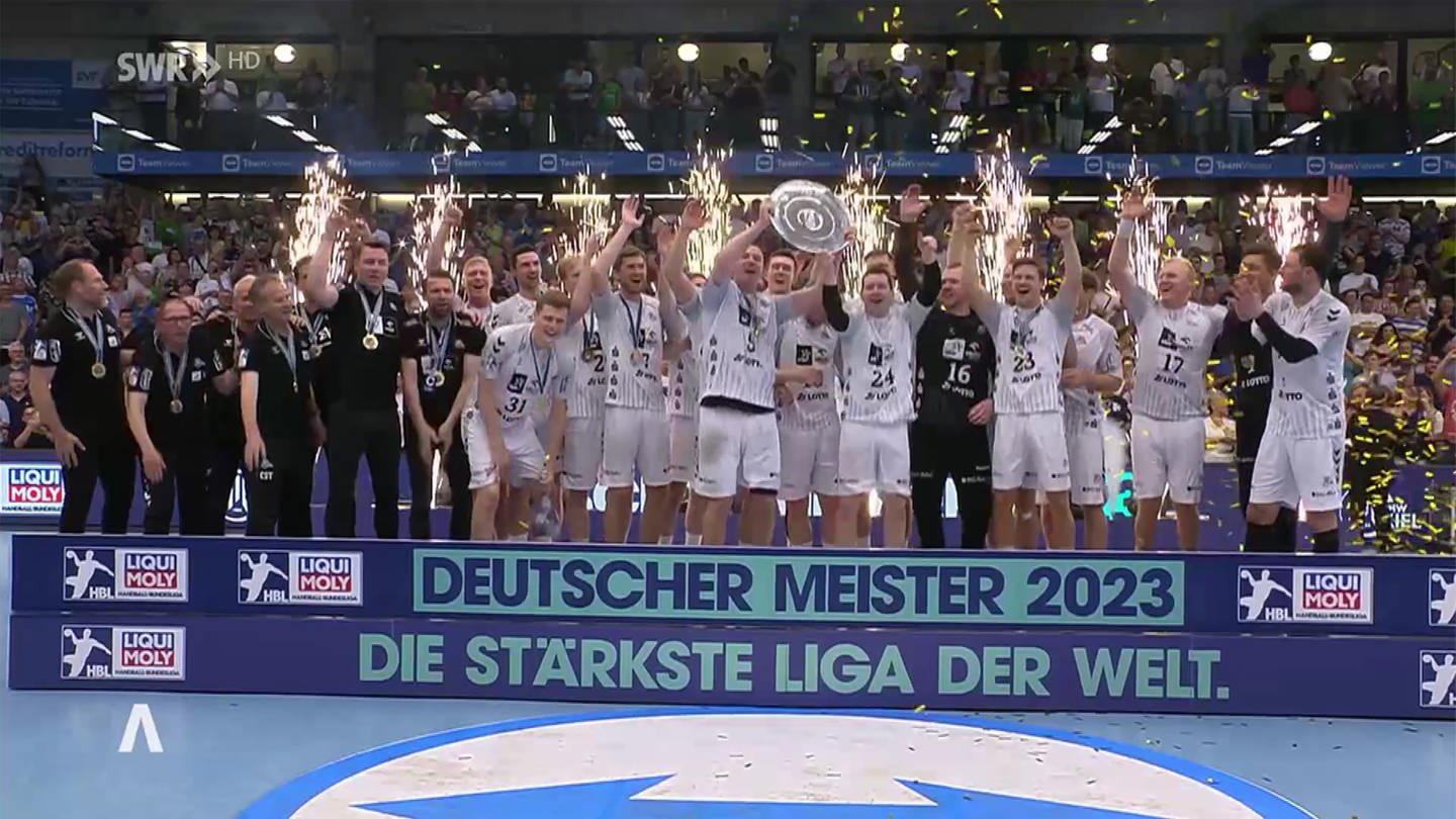 Handballer des THW Kiel feiern die 