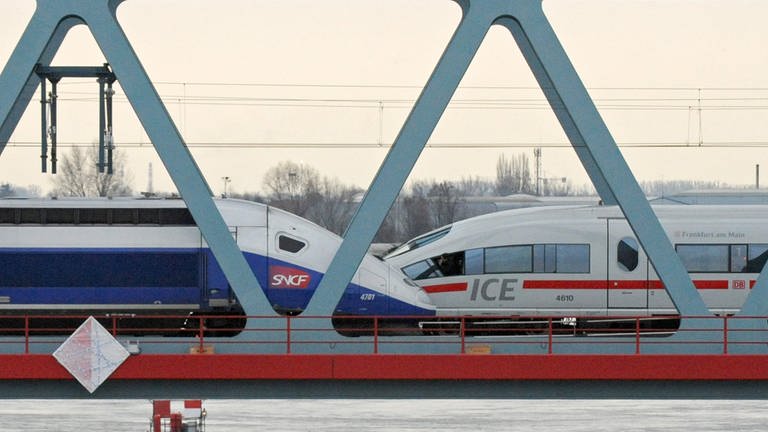 Ein TGV und ein ICE (r) stehen sich auf einer Brücke gegenüber. (Foto: dpa Bildfunk, picture alliance / dpa | Marijan Murat)