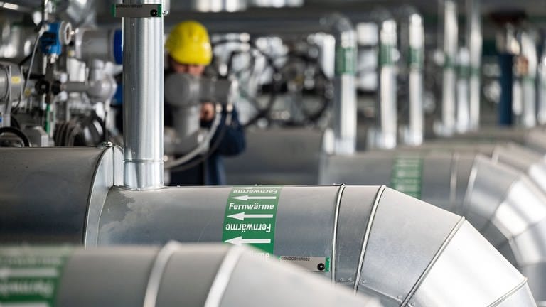 Ein Mitarbeiter des Energiekonzerns EnBW kontrolliert die Fernwärmeverteilerstation des Heizkraftwerk 3 Stuttgart-Gaisburg. (Foto: dpa Bildfunk, Picture Alliance)