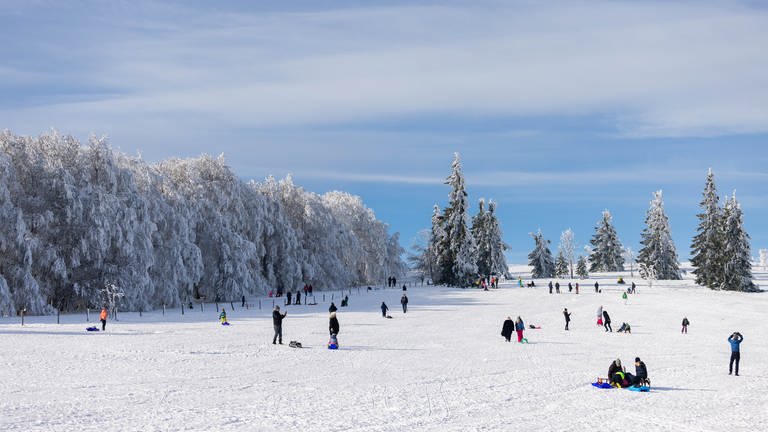 Wintersportler stehen auf einer Piste auf dem Kandel. Nach einer längeren Wärmephase rund um Weihnachten und Neujahr liegt derzeit wieder Schnee auf den Höhenzügen des Schwarzwalds. (Foto: dpa Bildfunk, picture alliance/dpa | Philipp von Ditfurth)