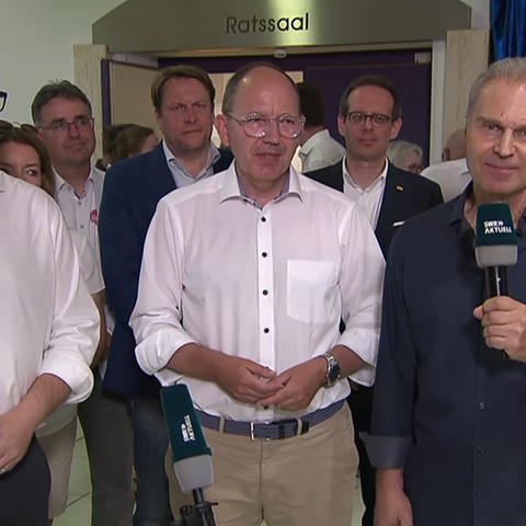 Moderator Harald Bürk mit OB-Kandidaten (Foto: SWR)