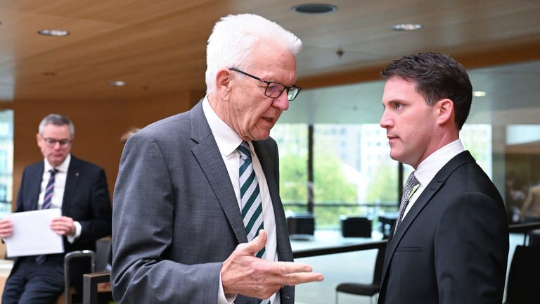 Winfried Kretschmann, Ministerpräsident von Baden-Württemberg, spricht im Landtag bei einer Plenardebatte mit Manuel Hagel, CDU-Fraktionsvorsitzender im Landtag von Baden-Württemberg.