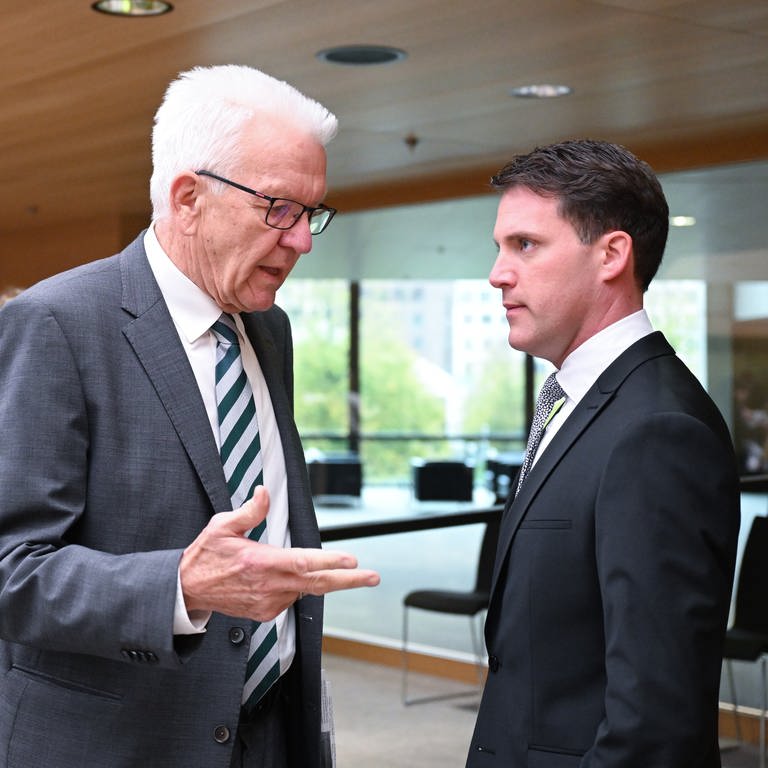Winfried Kretschmann, Ministerpräsident von Baden-Württemberg, spricht im Landtag bei einer Plenardebatte mit Manuel Hagel, CDU-Fraktionsvorsitzender im Landtag von Baden-Württemberg.