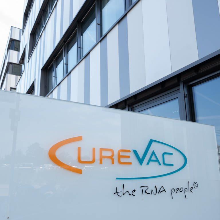 Ein Schild mit dem Logo des biopharmazeutischen Unternehmens Curevac steht vor der Zentrale in Tübingen. Die Wirksamkeit des Impfstoffkandidaten CVnCoV von Curevac fällt einer Zwischenanalyse zufolge deutlich geringer aus als bei anderen bereits zugelassenen Corona-Impfstoffen.