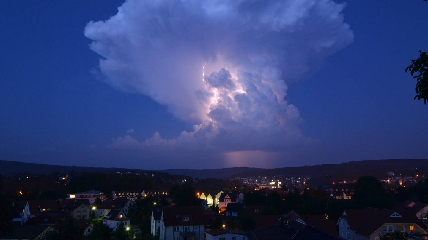 Eine Gewitterwolke schwebt am Abend des 19.06.2013 über Melsungen (Hessen). (Foto: dpa Bildfunk, picture alliance / dpa | Fabian Stoffers)