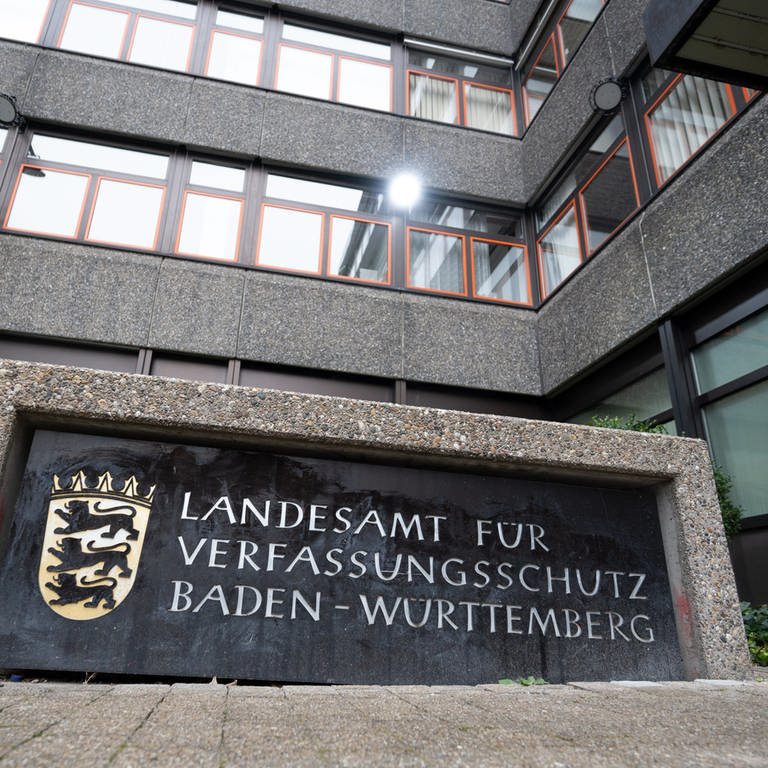 Ein Schild mit der Aufschrift Landesamt für Verfassungsschutz Baden-Württemberg. (Foto: dpa Bildfunk, picture alliance/dpa | Bernd Weißbrod)