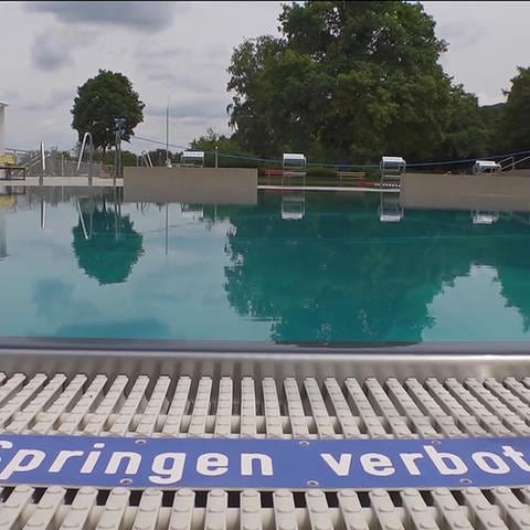 SpringenVerboten Schild vor Schwimmbad