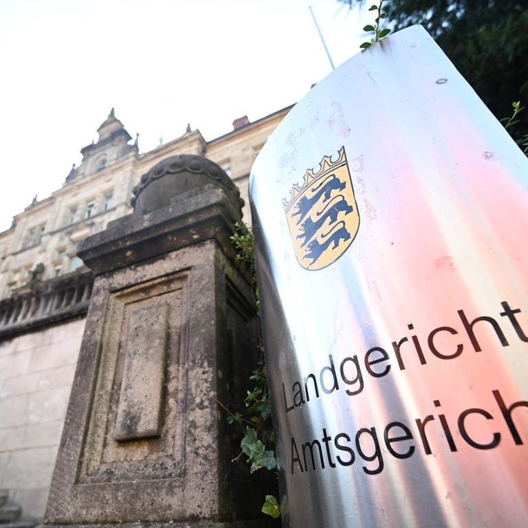 Blick auf den Eingang des Landgerichts Tübingen (Foto: dpa Bildfunk, Symbolbild: picture alliance/dpa | Bernd Weißbrod)
