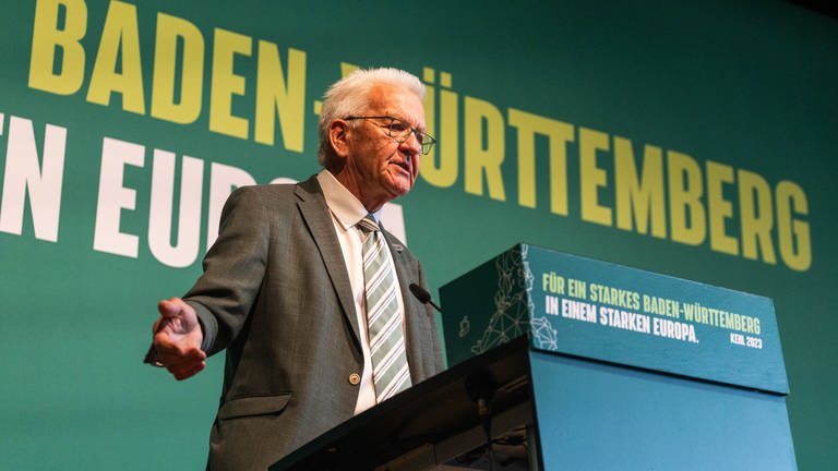 Winfried Kretschmann (Bündnis 90Die Grünen), Ministerpräsident von Baden-Württemberg, spricht auf der Landesdelegiertenkonferenz der Grünen zur Europawahl in der Stadthalle. Bei dem Parteitag soll ein Leitantrag zur Europawahl verabschiedet werden sowie die Vergabe von Voten für die Europaliste der Grünen stattfinden.