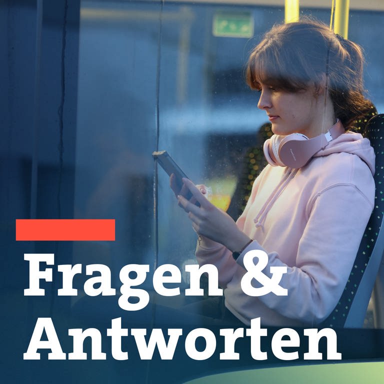 Fotomontage SWR | dpa | Eine Frau sitzt mit ihrem Smartphone und Kopfhörern in einer Stadtbahn. 