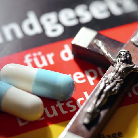 Tabletten und Kreuz (Foto: SWR)