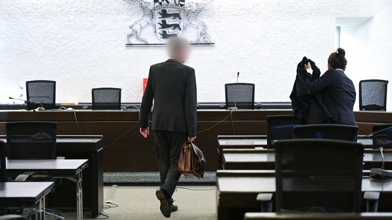 Der Angeklagte in einem Prozess um sexuelle Nötigung kommt in den Gerichtssaal. Der inzwischen vom Dienst freigestellte Inspekteur der Polizei soll im November 2021 in Stuttgart eine Polizeibeamtin sexuell belästigt haben. Die Staatsanwaltschaft hat Anklage wegen sexueller Nötigung erhoben.