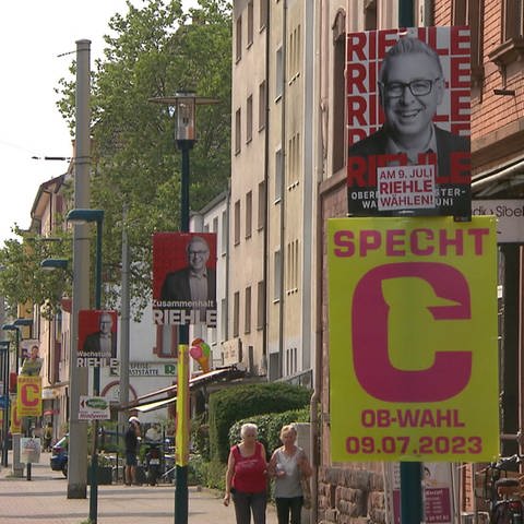 Wahlplakate zieren eine Mannheimer Straße