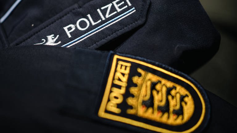 Eine Uniform der Polizei Baden-Württemberg liegt auf einem Sessel.  (Foto: dpa Bildfunk, picture alliance/dpa | Sebastian Gollnow)