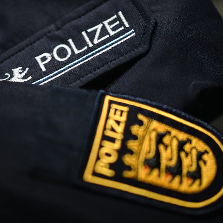 Eine Uniform der Polizei Baden-Württemberg liegt auf einem Sessel.  (Foto: dpa Bildfunk, picture alliance/dpa | Sebastian Gollnow)