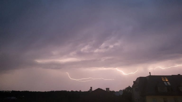 Mehrere Blitze erleuchten den Stuttgarter Nachthimmel