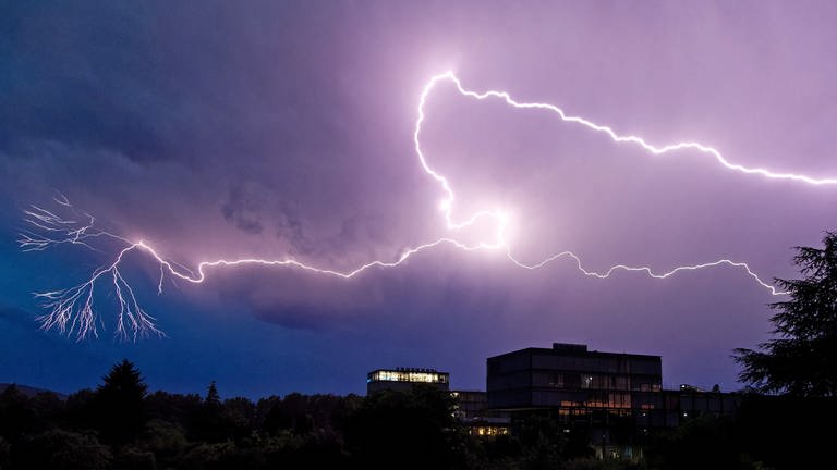 Ein Blitz über Karlsruhe (Foto: Thomas Schleier)