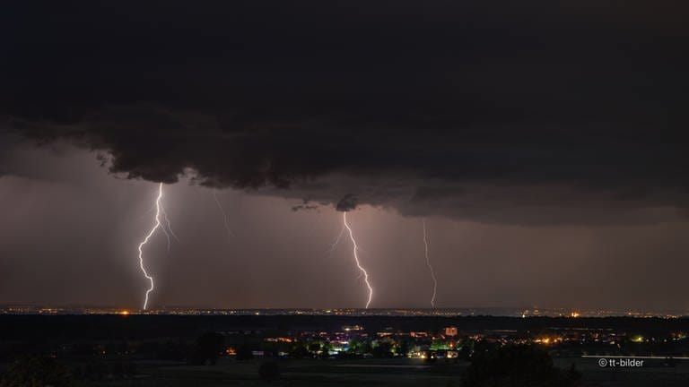 Blitze am Himmel von Tettnang Richtung Westen (Foto: Herbert Neidhardt)