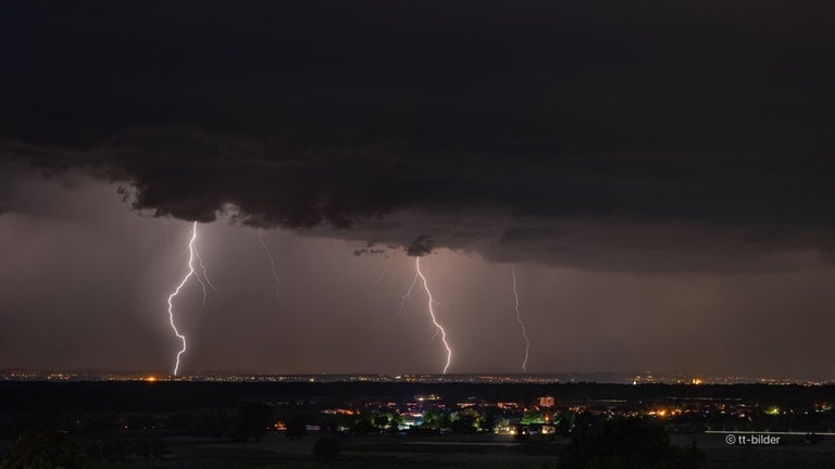 Blitze am Himmel von Tettnang Richtung Westen