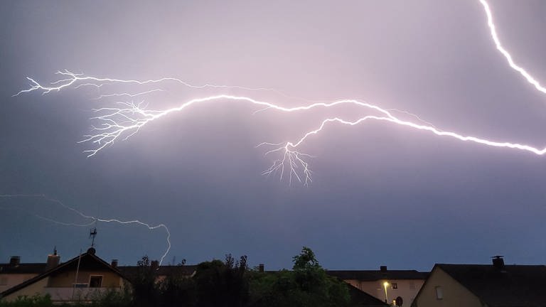 Blitzer über einem Haus (Foto: Monika Dörner)