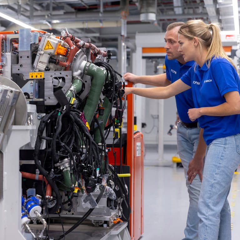 Bosch beschäftigt weltweit 3.000 Mitarbeiter im Zukunftswelt Wasserstoff-Technlogie. Hier zwei Mitarbeier bei der Produktion des Fuel Cell Power Modules (FCPM) in Stuttgart- Feuerbach. (Foto: Pressestelle, Foto: Bosch)