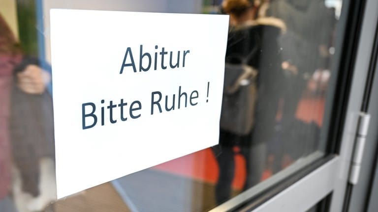 An einer Tür in einem Gymnasium steht "Abitur Bitte Ruhe!" auf einem Schild. (Foto: dpa Bildfunk, picture alliance/dpa | Felix Kästle)