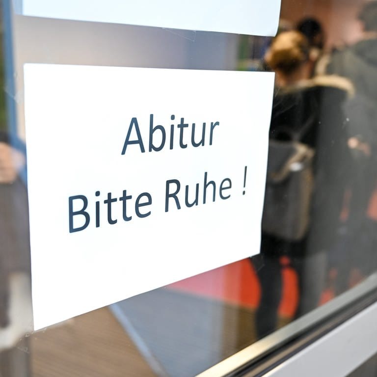An einer Tür in einem Gymnasium steht "Abitur Bitte Ruhe!" auf einem Schild. (Foto: dpa Bildfunk, picture alliance/dpa | Felix Kästle)