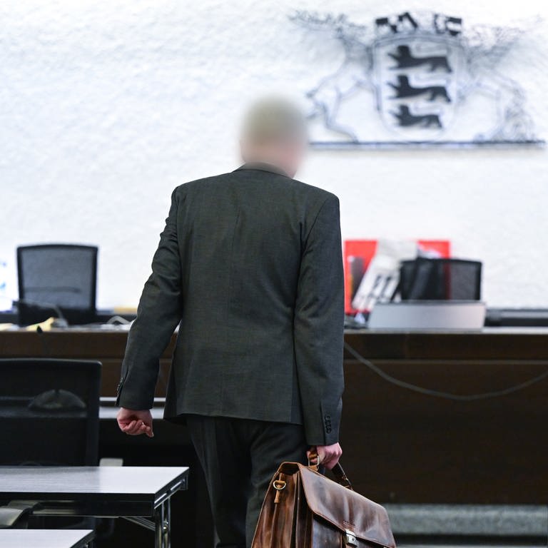 Der Angeklagte in einem Prozess um sexuelle Nötigung betritt den Gerichtssaal. Der inzwischen vom Dienst freigestellte Inspekteur der Polizei soll im November 2021 in Stuttgart eine Polizeibeamtin sexuell belästigt haben. (Foto: dpa Bildfunk, picture alliance/dpa | Bernd Weißbrod)
