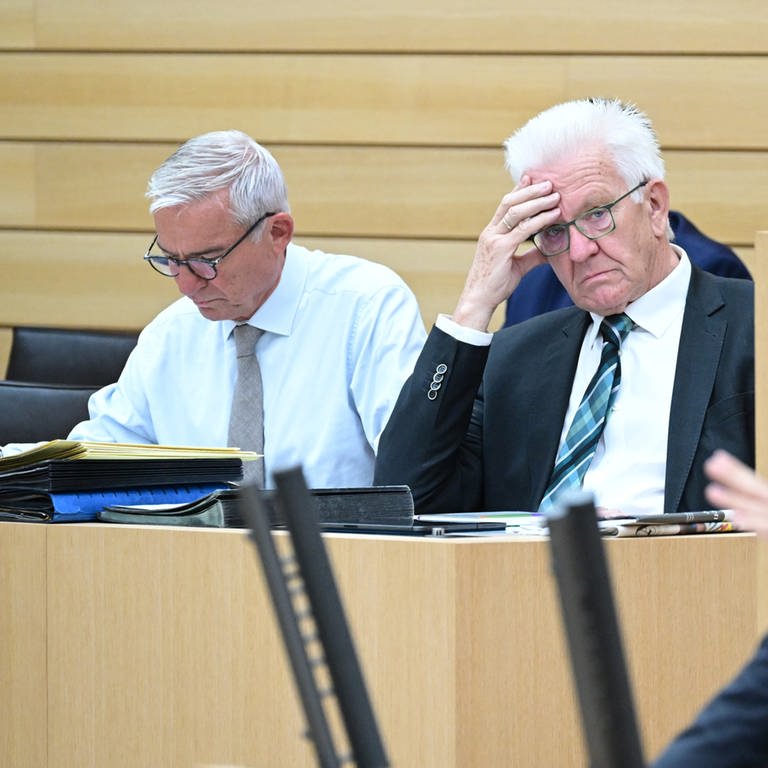 Thomas Strobl (links, CDU), Innenminister von Baden-Württemberg und Winfried Kretschmann (rechts, Grüne), Ministerpräsident von Baden-Württemberg im Landtag