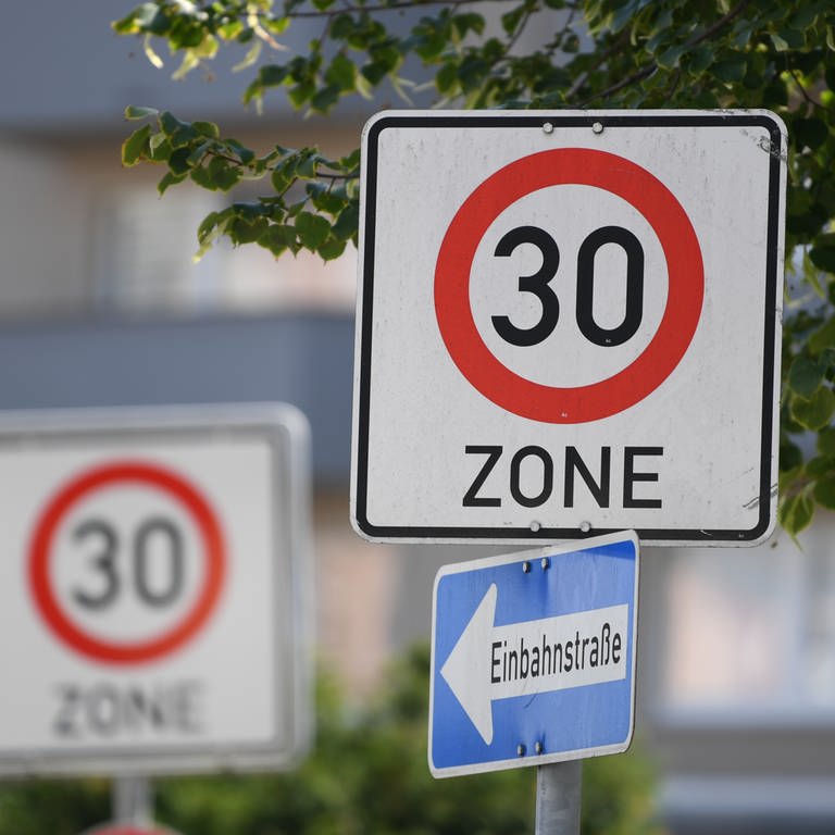 Symbolbild: Schild mit Aufschrift 30-Zone (Foto: dpa Bildfunk, picture alliance/dpa | Arne Dedert (Symbolbild))