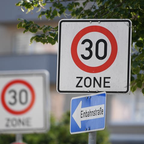 Symbolbild: Schild mit Aufschrift 30-Zone