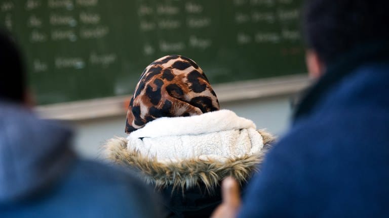 Eine Schülerin einer Vorbereitungsklasse mit Flüchtlingen am Berufsschulzentrum «Otto Lilienthal» Freital-Dippoldiswalde in Freital (Sachsen) trägt am 02.11.2015 während des Unterrichtes eine Jacke und ein Kopftuch. 