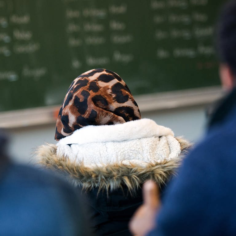 Eine Schülerin einer Vorbereitungsklasse mit Flüchtlingen am Berufsschulzentrum «Otto Lilienthal» Freital-Dippoldiswalde in Freital (Sachsen) trägt am 02.11.2015 während des Unterrichtes eine Jacke und ein Kopftuch. 
