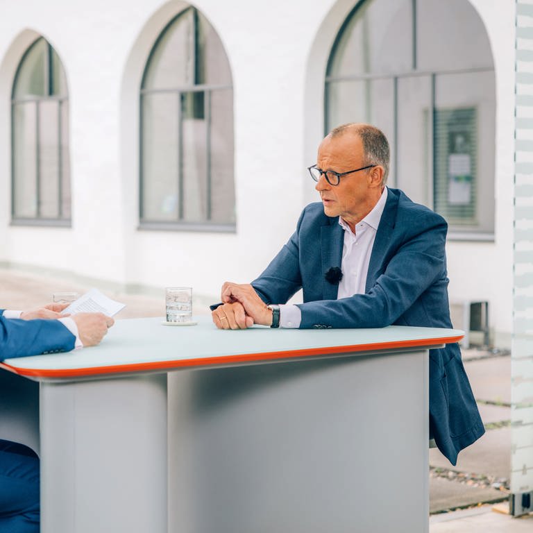 Der CDU-Vorsitzende Friedrich Merz sitzt beim ZDF-Sommerinterview.