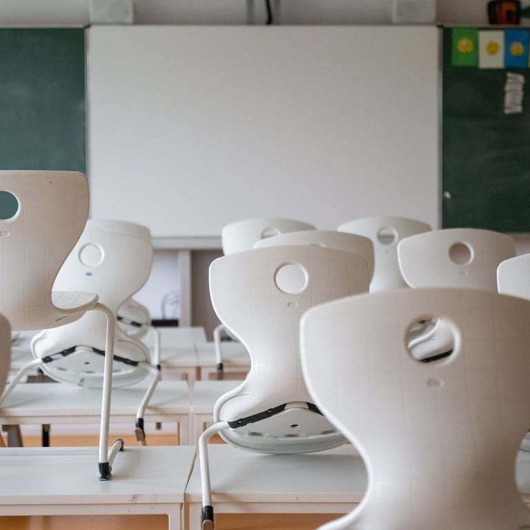 Stühle stehen in einem Klassenzimmer der Hanfbachschule auf Schultischen. 