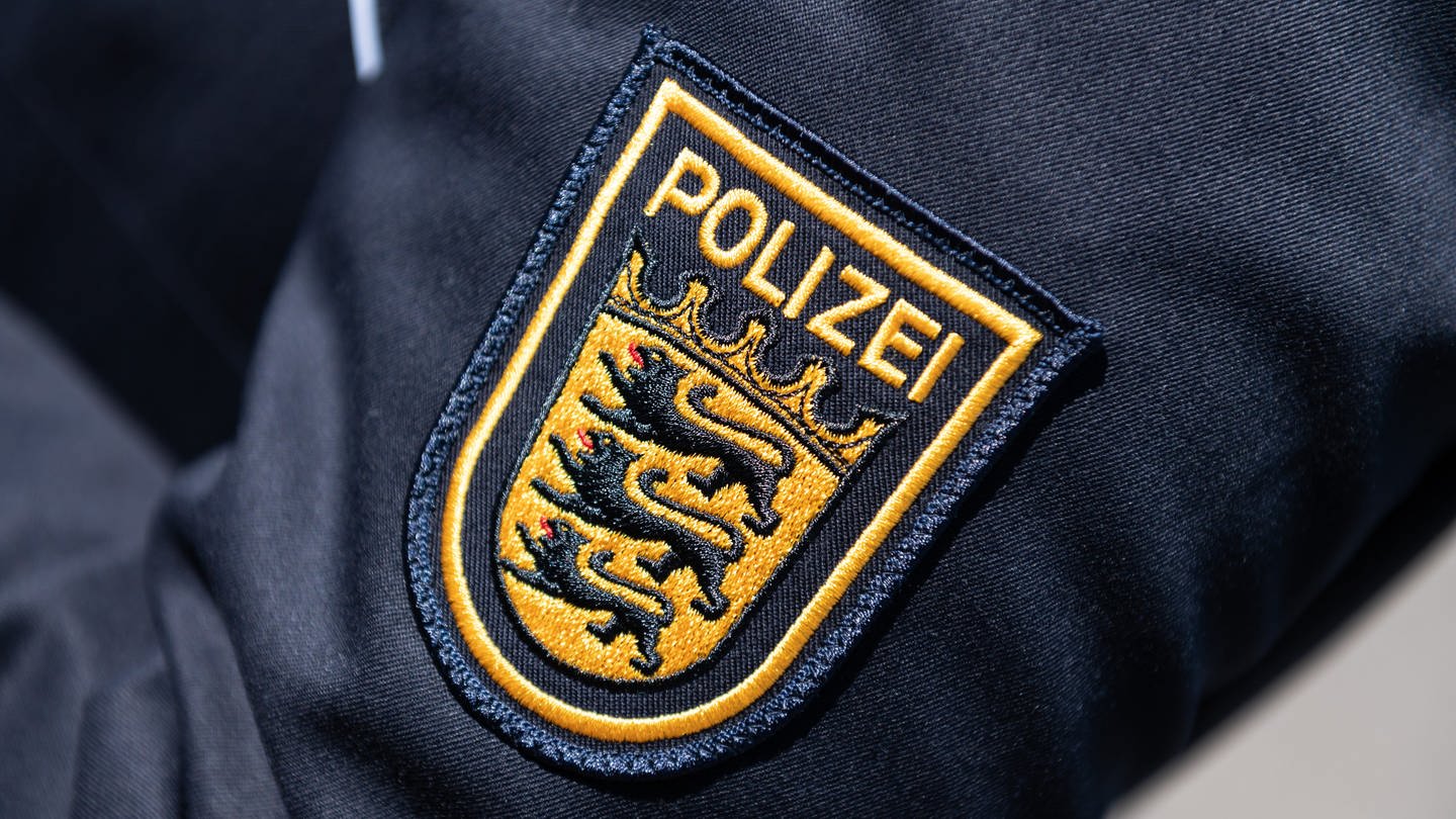 Das Wappen der Polizei Baden-Württemberg ist auf der Uniform einer Polizeibeamtin zu sehen. (Foto: dpa Bildfunk, picture alliance/dpa | Silas Stein)