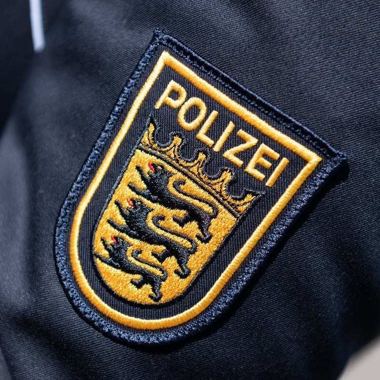  Das Wappen der Polizei Baden-Württemberg ist auf der Uniform einer Polizeibeamtin zu sehen. (Foto: dpa Bildfunk, picture alliance/dpa | Silas Stein)