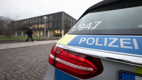 Ein Polizeiauto steht vor dem Landtag von Baden-Württemberg (Foto: dpa Bildfunk, picture alliance/dpa | Marijan Murat)