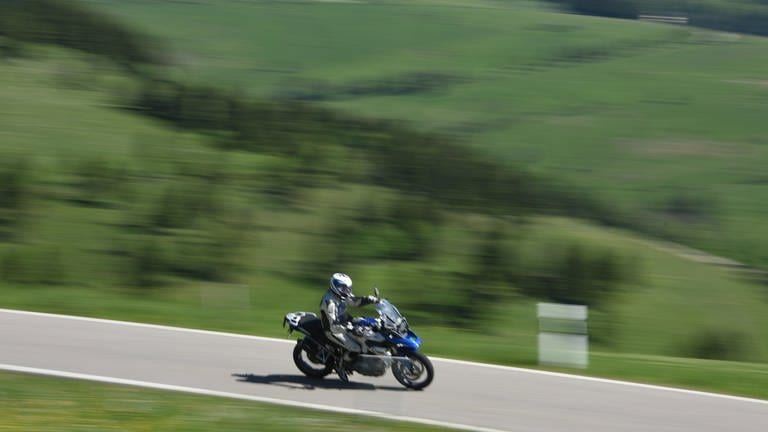 Ein Motorradfahrer fährt auf dem Schauinsland.