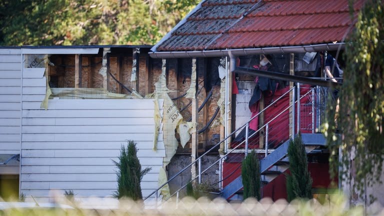Brandspuren sind an der Fassade eines Hauses zu sehen, in dem am Vortag bei einem Brand elf Menschen ums Leben kamen. 