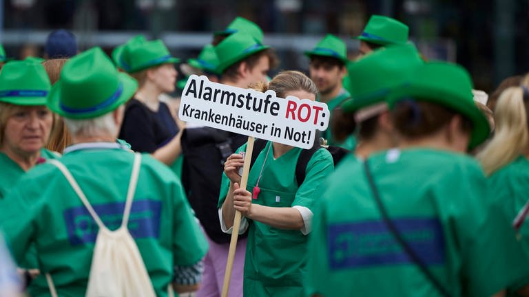 Krankenhausmitarbeiter auf einer Demonstration zum bundesweiten Protesttag der Deutschen Krankenhausgesellschaft (Archivbild). (Foto: dpa Bildfunk, picture alliance/dpa | Jörg Carstensen)