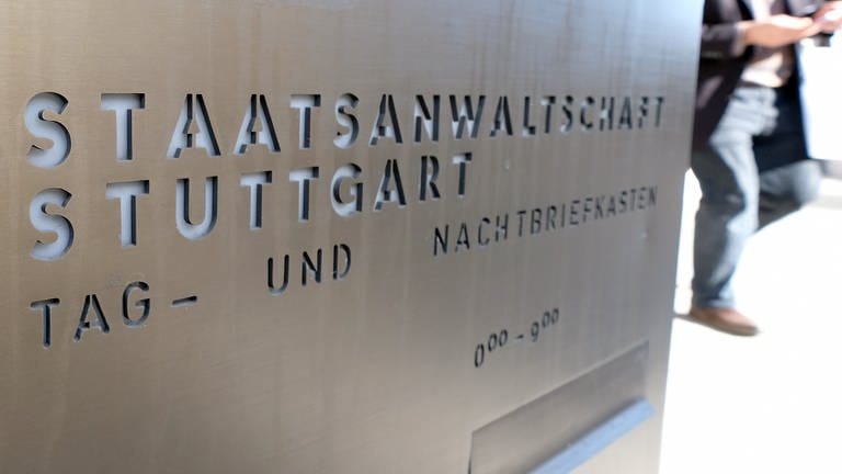 Die Aufschrift "Staatsanwaltschaft Stuttgart" steht vor dem Gebäude der Staatsanwaltschaft auf einem Briefkasten.