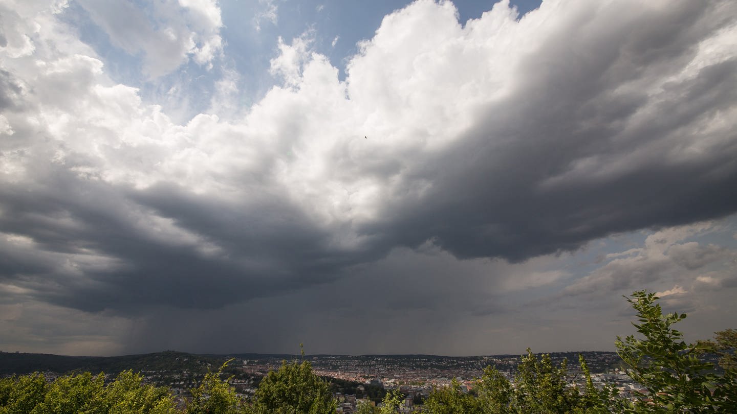Stuttgart: Eine dunkle Gewitterfront zieht über dem Stuttgarter Kessel auf. Foto: Christoph Schmidt/dpa (Foto: dpa Bildfunk, picture alliance/dpa | Christoph Schmidt)