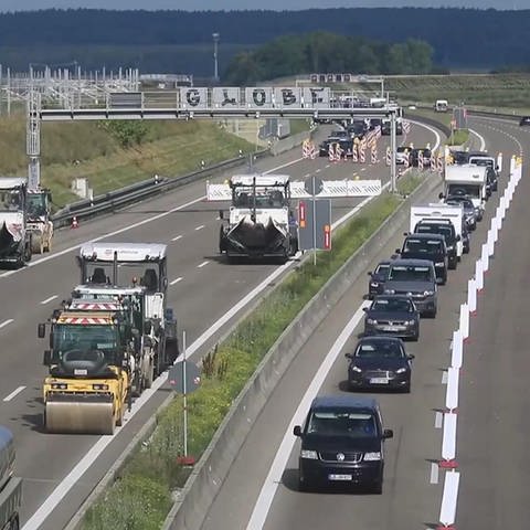 An zwei Stellen der A8 wird am Wochenende gearbeitet: Bei Ulm ist die Autobahn wegen Asphaltarbeiten in jede Richtung nur einspurig befahrbar. Am Albabstieg sind es Felsarbeiten, die die Verengung auf eine Spur notwendig machen. (Foto: SWR)