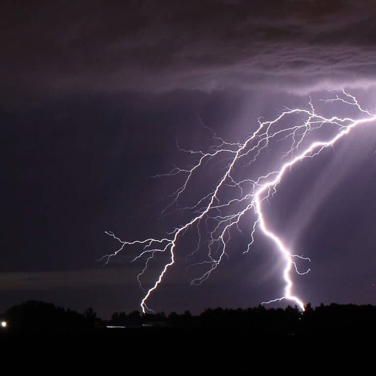 Ein Blitz zuckt bei einem Sommergewitter am nächtlichen Himmel nördlich von Ulm. (Foto: dpa Bildfunk, picture alliance/dpa/Ostalb Network | Alexander Wolf)